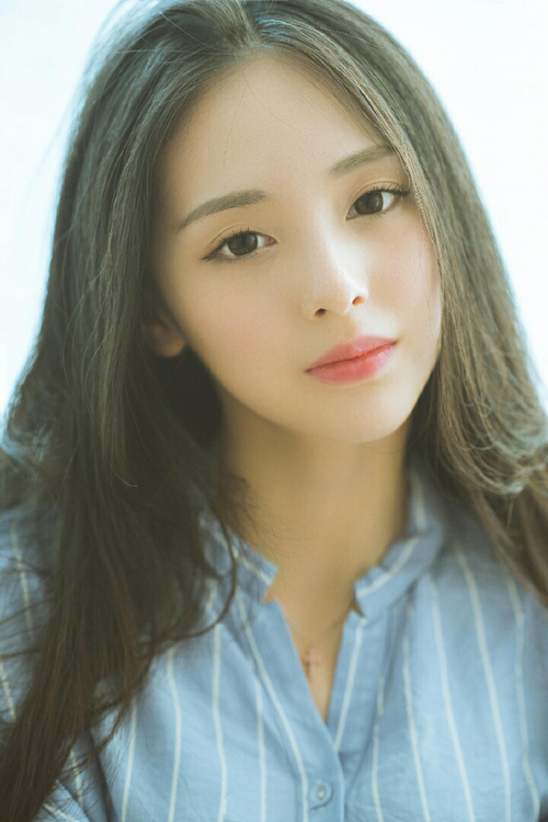 9岁滑板选手马泽尔在亚运村收集纪念徽章，称赞冰激凌美味。