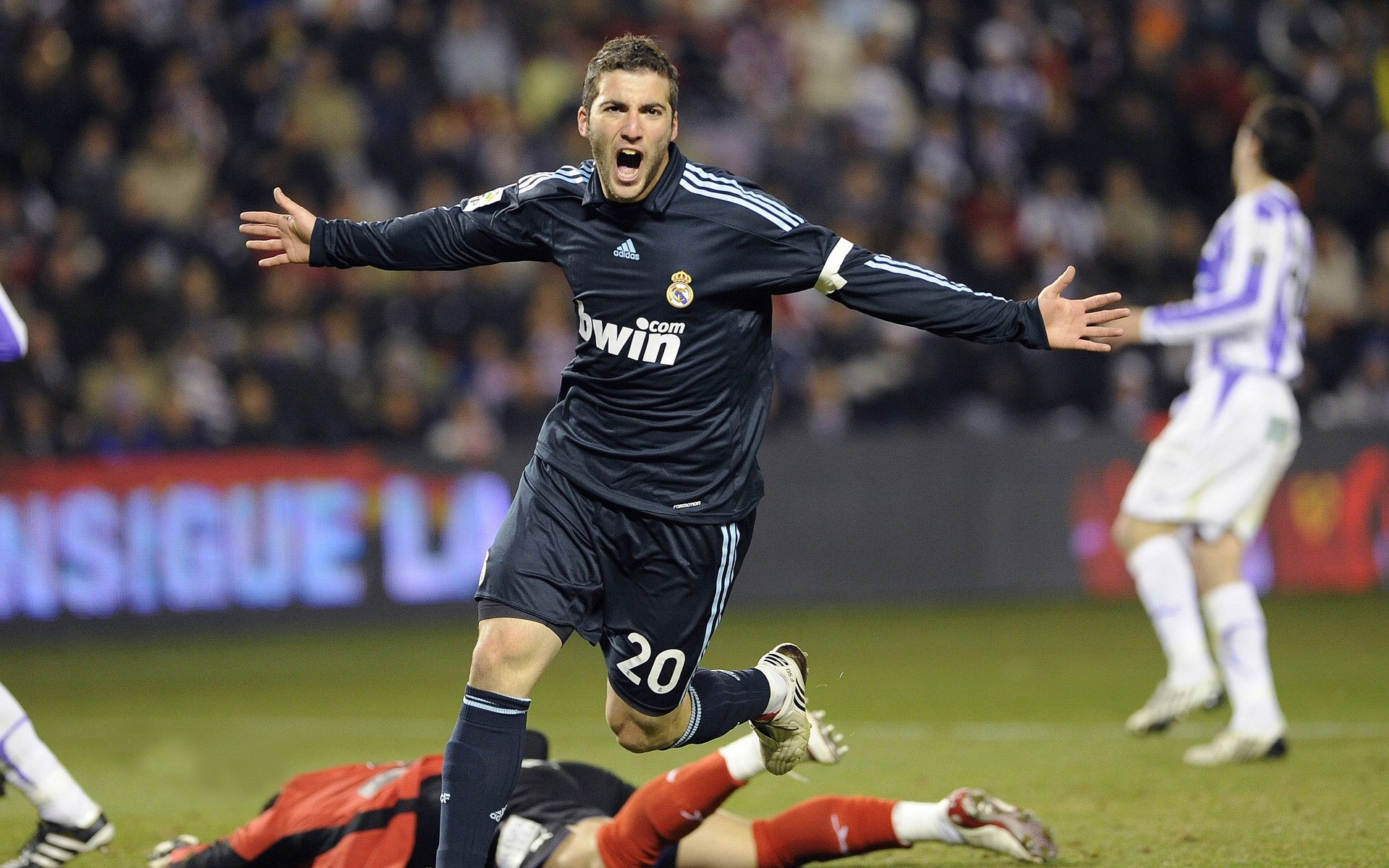 西甲逆转奇迹：坚韧不拔的精神在场上闪耀，西甲冠军悬念